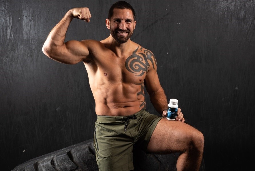 Peter Blaha str lutad mot ett dck och spnner biceps.